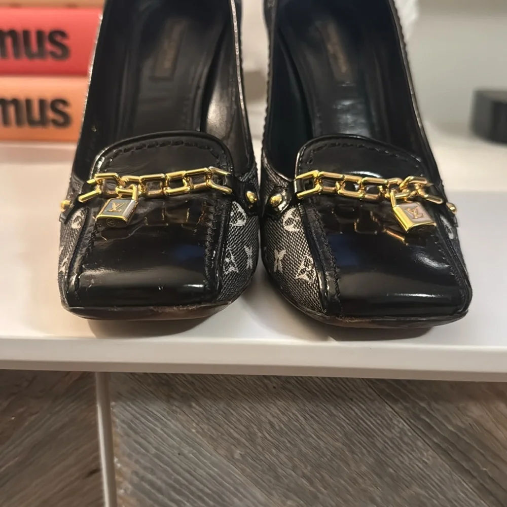 AUTHENTIC Louis Vuitton LV Monogram Chain-Link Accents Pumps